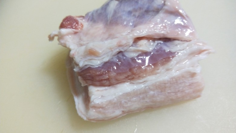 杂粮包子,中间就可以做馅料了,<a style='color:red;display:inline-block;' href='/shicai/ 428'>五花肉</a>一块先切成丝在切成小块。