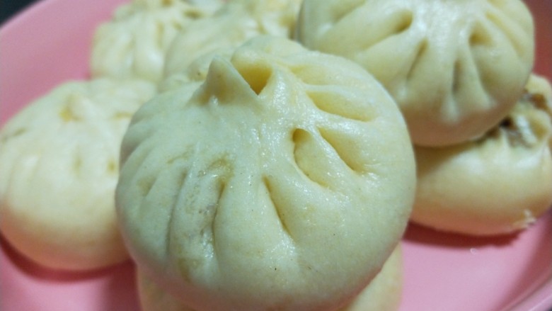 杂粮包子,放入盘中趁热吃最好,可惜我晚上蒸好早上吃的。