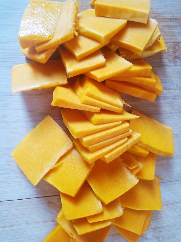 杂粮包子,半个<a style='color:red;display:inline-block;' href='/shicai/ 53'>南瓜</a>去皮清洗干净，切成小片。