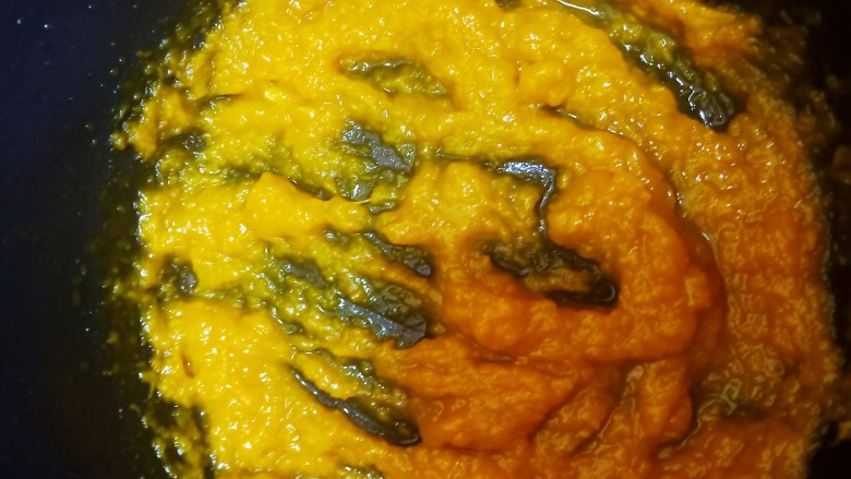 杂粮包子,上锅大火蒸熟后，打成泥状。