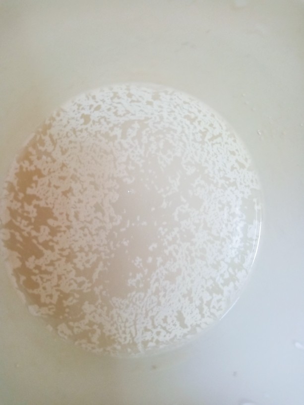 杂粮包子,少许冷水中加入3克<a style='color:red;display:inline-block;' href='/shicai/ 731'>酵母</a>粉和5克<a style='color:red;display:inline-block;' href='/shicai/ 3729'>白糖</a>搅拌均匀，加在南瓜糊中。