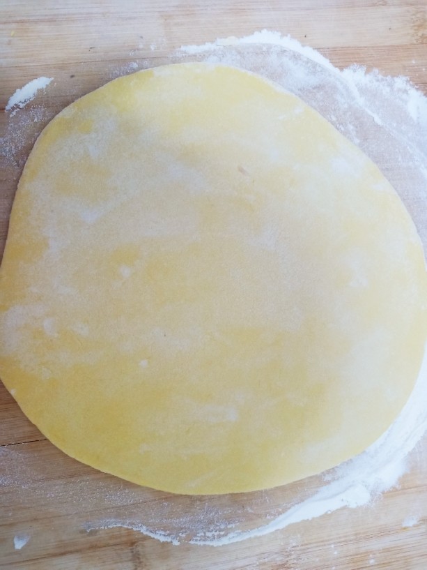 杂粮包子,不用发面，直接切一部分擀成一个厚约1厘米的大薄饼。