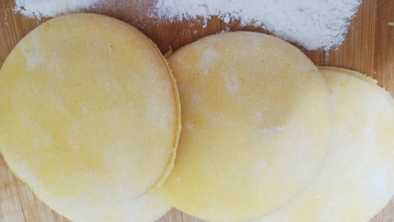 杂粮包子,用模具按压成一个个的小圆饼。