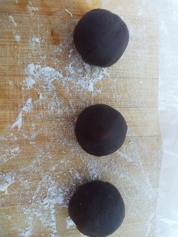 杂粮包子,取适量的红豆沙搓成小圆球。