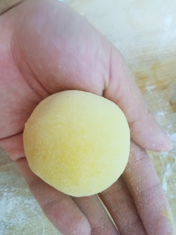 杂粮包子,包成一个圆形的小包子。
