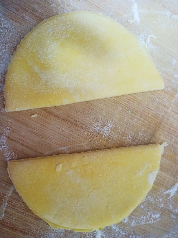 杂粮包子,再取一个小圆饼对半切开。