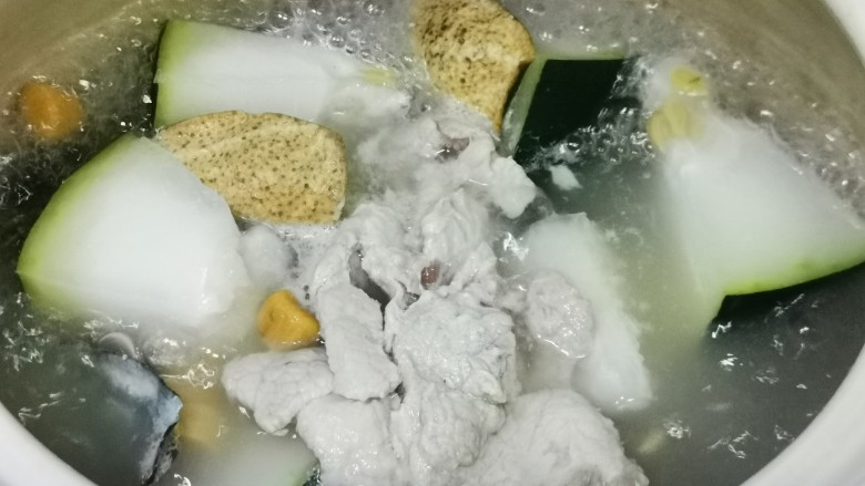 冬瓜鲍贝猪骨汤【清补兼施】,同洗净的其他食材一齐置于砂锅内,加入清水2500毫升、白酒少许,用武火煮沸后改用文火熬1.5小时。