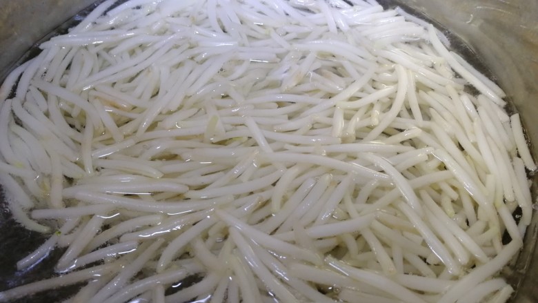 水煮肉片(无辣版),水开放入豆芽炒水1分钟。