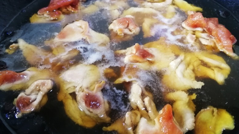 水煮肉片(无辣版),水开下入肉片,肉片定型后筷子划散。