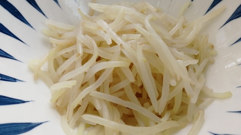 水煮肉片(无辣版),过凉水捞出控水,放入大碗底。