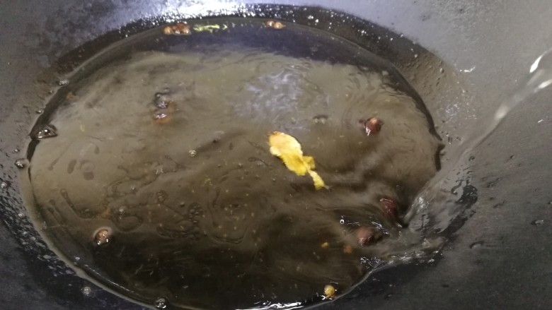 水煮肉片(无辣版),开火,加适量开水。