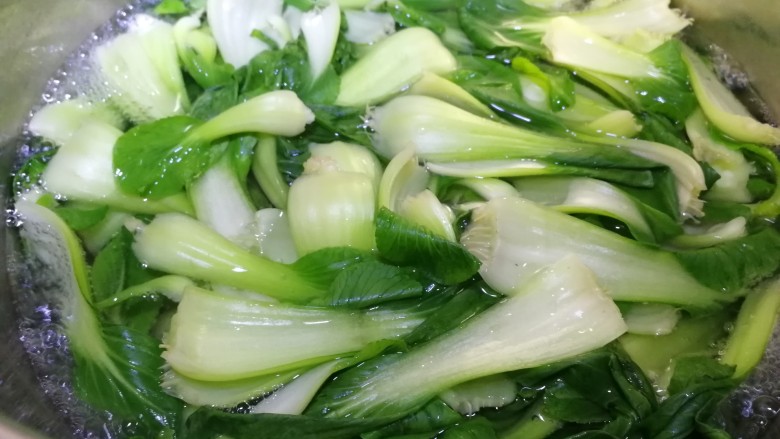 水煮肉片(无辣版),油菜水开放入,焯水半分钟。