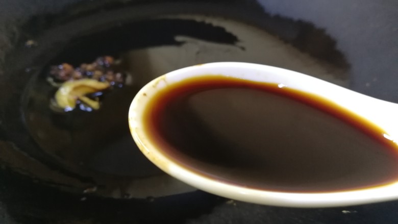 水煮肉片(无辣版),关火让油温降一降,1分钟后加生抽,余热烹香。(这样不会溅的到处都是油)