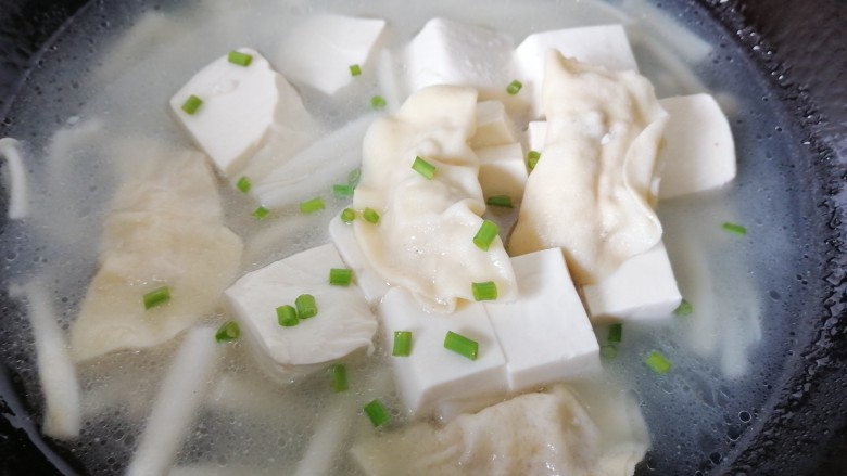 海鲜菇豆腐汤,再煮片刻关火撒上<a style='color:red;display:inline-block;' href='/shicai/ 3250'>葱</a>花即可出锅