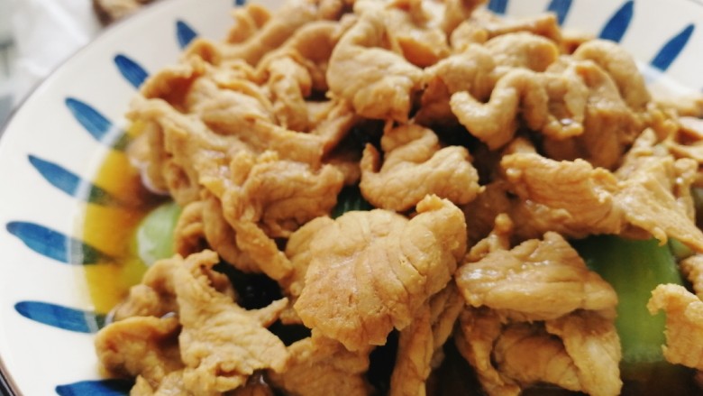 水煮肉片(无辣版),把肉片和汤汁倒入大碗中。
