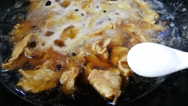 水煮肉片(无辣版),文火煮开,加盐调味,再煮2分钟。