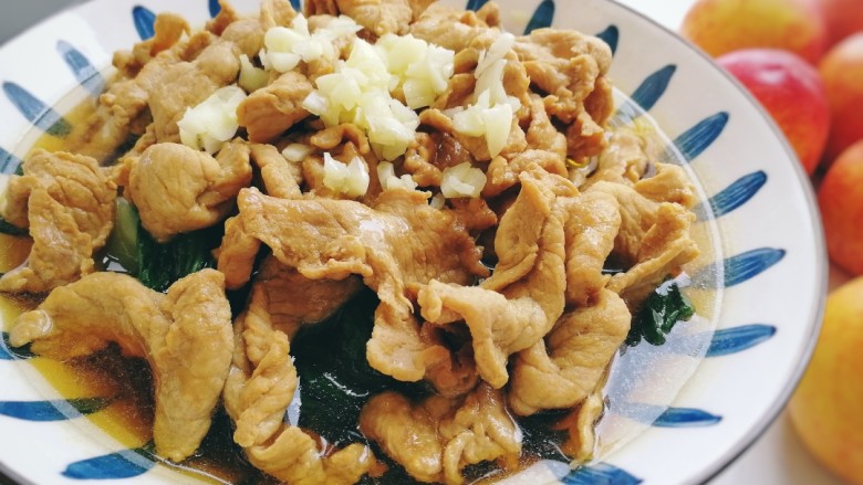 水煮肉片(无辣版),拍蒜切碎,放在肉片上,起锅烧油,油热浇在蒜末上即可,滋滋作响,香气扑鼻。