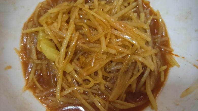 老干妈拌土豆丝,搅匀