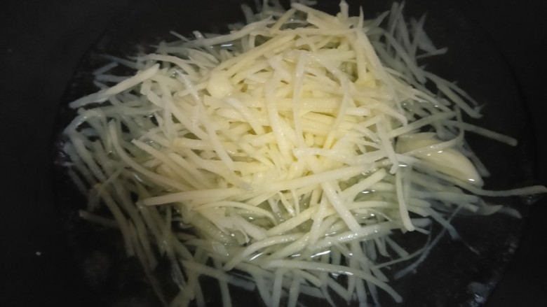 老干妈拌土豆丝,锅中水烧开倒入浸泡好的<a style='color:red;display:inline-block;' href='/shicai/ 4077'>土豆丝</a>,焯3分钟左右