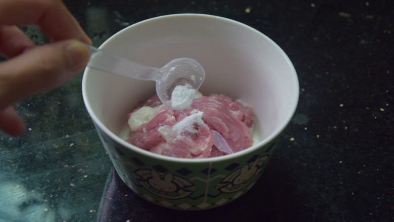 海鲜菇豆腐汤,<a style='color:red;display:inline-block;' href='/shicai/ 414'>猪肉</a>切片,加入小苏打拌匀腌十分钟