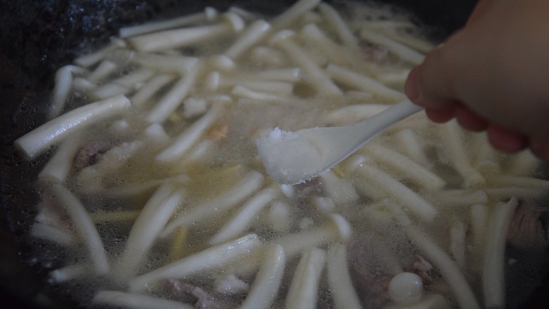 海鲜菇豆腐汤,关火,加入盐