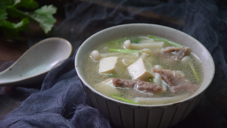 海鲜菇豆腐汤,出锅装碗食用