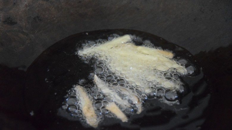海鲜菇豆腐汤,起锅热油,放入姜丝炸出香味