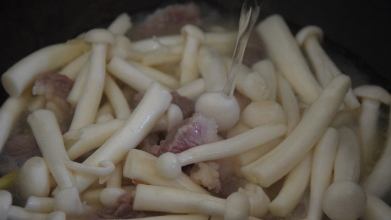 海鲜菇豆腐汤,倒入开水,大火煮开