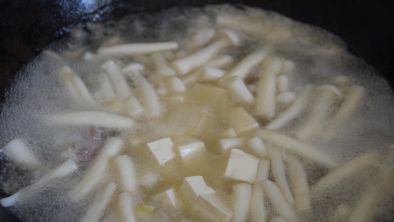 海鲜菇豆腐汤,加入豆腐块,再次煮开