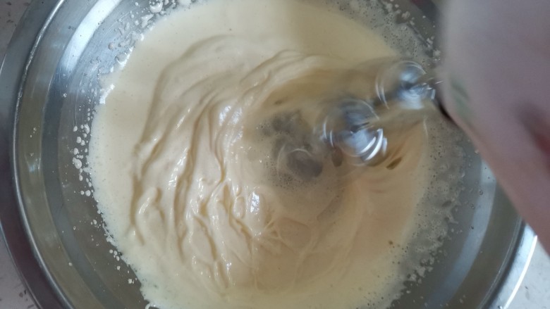 蓝莓酸奶马芬,鸡蛋中加入白砂糖电动打蛋器,开高速打发至颜色发白