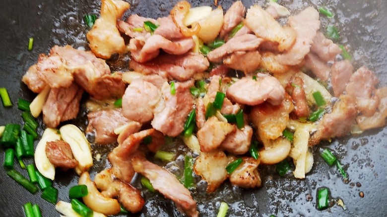 干锅菜花五花肉,加入葱,蒜爆出香气。