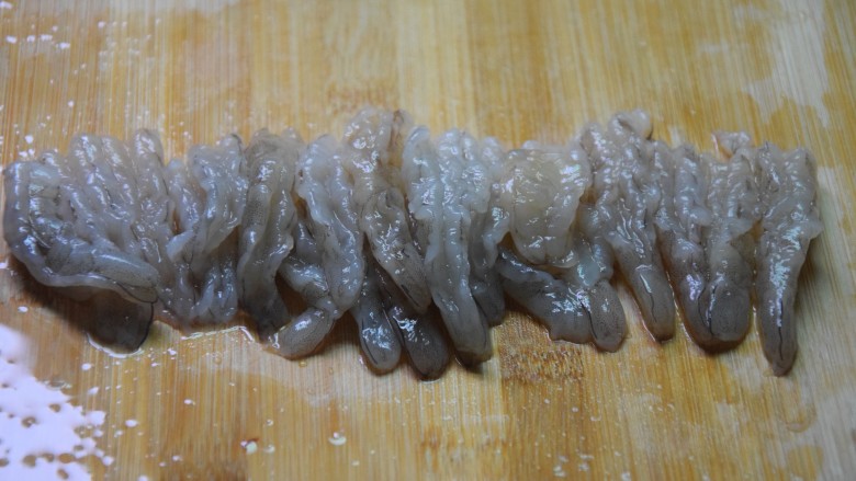 鲜虾蔬菜饼,再从背后切开,取出虾线