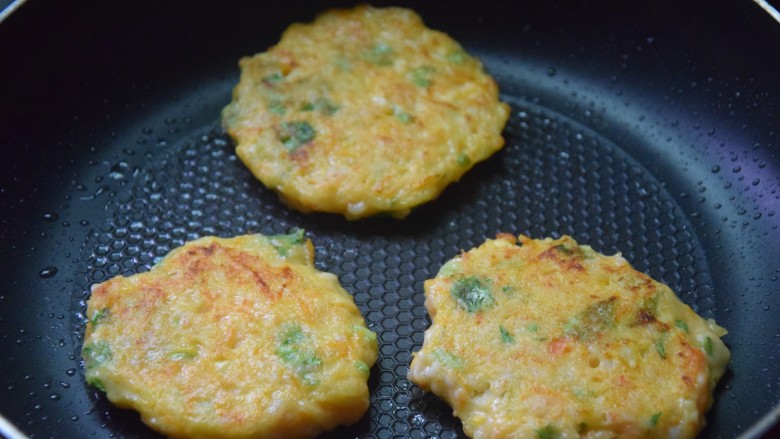 鲜虾蔬菜饼,待虾饼凝结，翻面继续煎熟即可