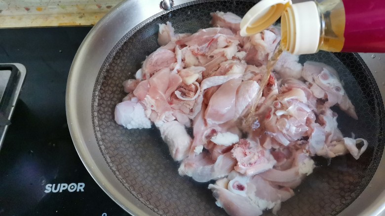 咖喱土豆鸡块,然后把鸡肉冷水下锅,加入<a style='color:red;display:inline-block;' href='/shicai/ 718'>料酒</a>煮出血末
