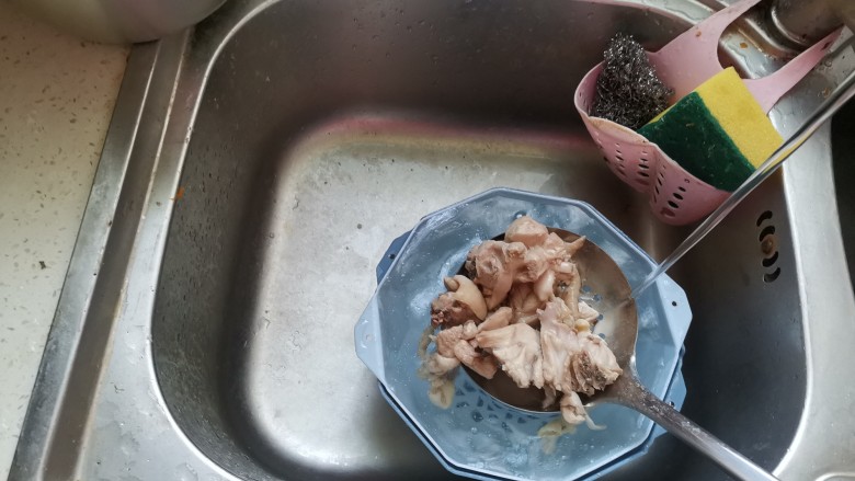 咖喱土豆鸡块,煮好之后捞出投入凉水中清洗干净,再控干水分