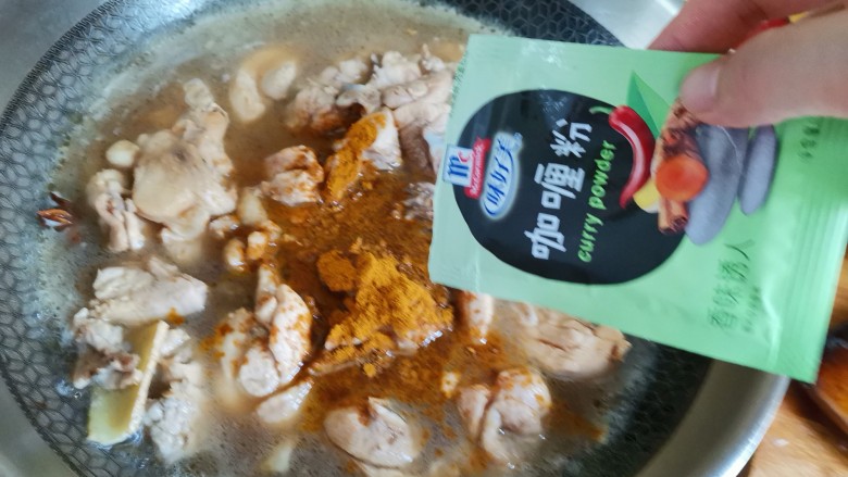 咖喱土豆鸡块,加入适量的水,加入适量的咖喱粉,翻动均匀,大火煮开转小火煮十分钟