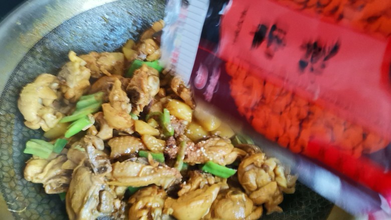 咖喱土豆鸡块,加入适量的<a style='color:red;display:inline-block;' href='/shicai/ 744'>五香粉</a>,翻炒均匀