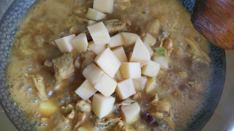 咖喱土豆鸡块,煮至鸡肉熟透软烂,加入土豆继续煮至土豆软烂