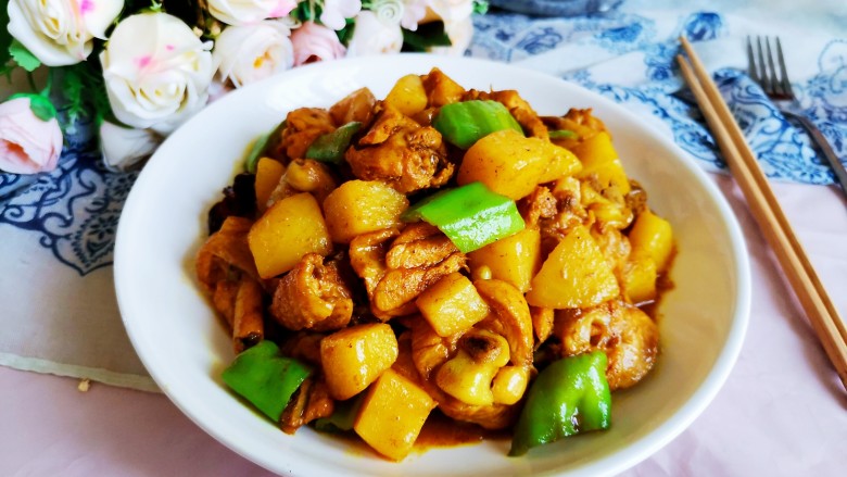 咖喱土豆鸡块,美味的咖喱土豆鸡块就做好了,配米饭超级的香