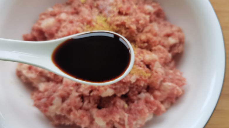 锅贴,加入<a style='color:red;display:inline-block;' href='/shicai/ 788'>生抽</a>，<a style='color:red;display:inline-block;' href='/shicai/ 721'>蚝油</a>，盐，<a style='color:red;display:inline-block;' href='/shicai/ 756'>鸡精</a>，<a style='color:red;display:inline-block;' href='/shicai/ 134296'>白胡椒粉</a>，<a style='color:red;display:inline-block;' href='/shicai/ 829'>十三香</a>搅拌均匀