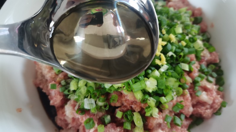 锅贴,淋上热油搅匀