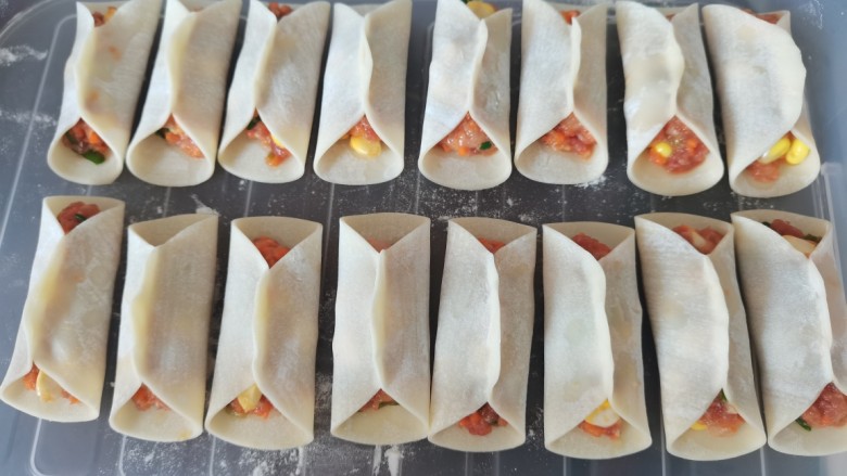 锅贴,取一张饺子皮,放入馅料,对折粘好就行