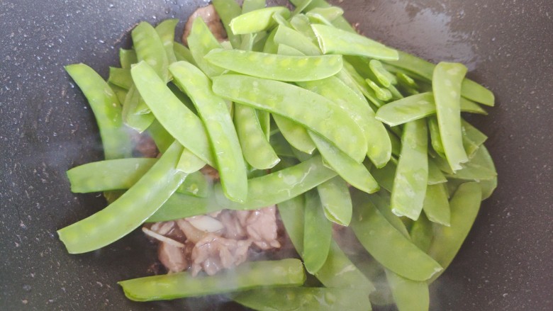肉片炒荷兰豆,加入荷兰豆,翻炒均匀