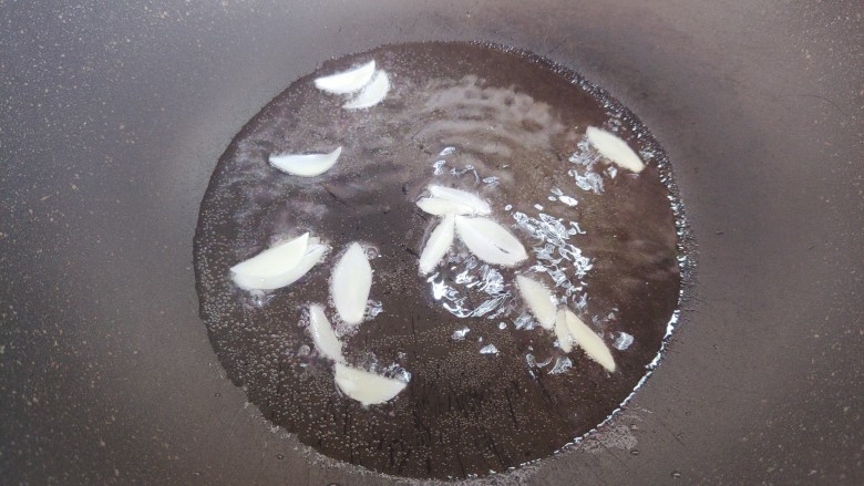 肉片炒荷兰豆,起油锅,油热后,下蒜片炒香