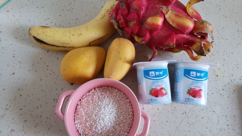 西米水果捞,准备食材备用,刚开始准备用酸奶的,后来想还是用椰奶吧
