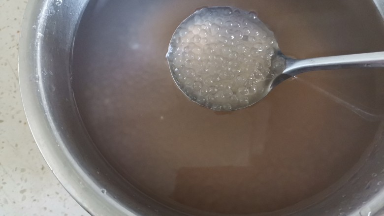 西米水果捞,捞出过冷水,过两遍浸泡在水里,防止粘连