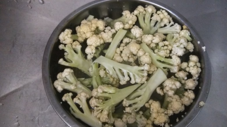 干锅菜花五花肉,散菜花切成小朵泡水,加入一些小苏打浸泡10分钟,然后用流动水洗干净