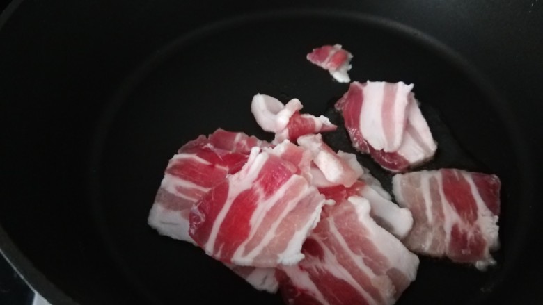 干锅菜花五花肉,起锅烧油,油热后下入切好的五花肉
