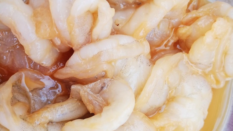 鲜虾蔬菜饼,加入一勺<a style='color:red;display:inline-block;' href='/shicai/ 718'>料酒</a>,适量食盐,一勺鲜鸡汁,一小勺胡椒粉腌制一会。