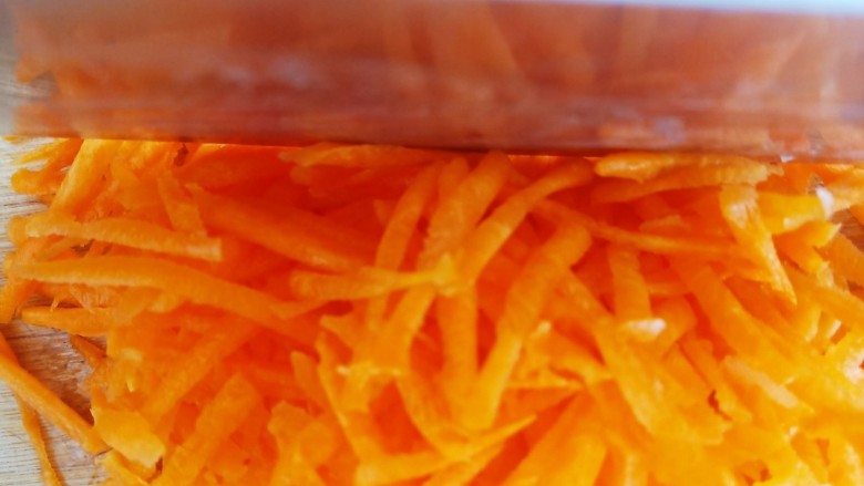 鲜虾蔬菜饼,一个<a style='color:red;display:inline-block;' href='/shicai/ 25'>胡萝卜</a>擦成丝,也用刀切碎一点。